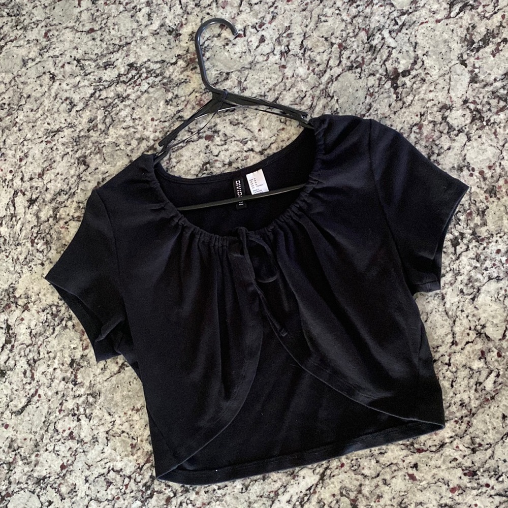 NWOT H&M Cropped Tie-Front top